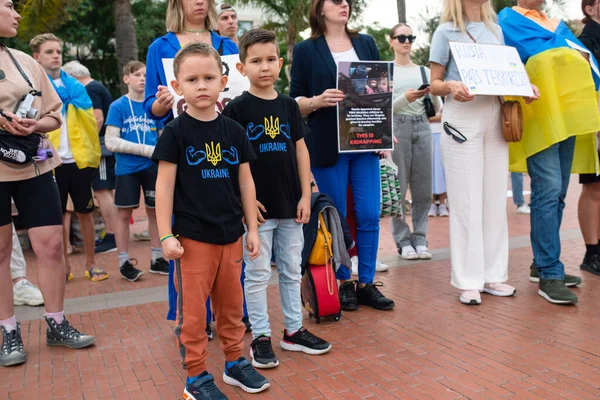 Malaga Andalusie Španělsko Října2022 Dva Kluci Podobných Černých Tričkách Nápisem — Stock fotografie