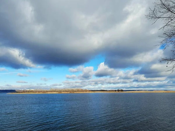 Nubes pesadas de otoño sobre el río azul — Foto de Stock