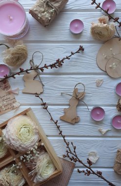 Paskalya dekoru beyaz bir masada yatıyor.