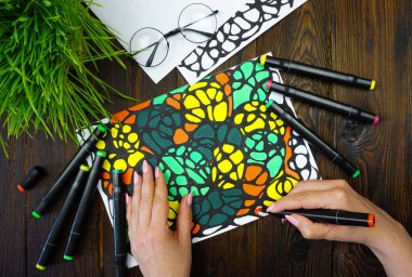 Psikolog randevusundaki bir kadın nörolojik çizim çizer. Yüksek kalite fotoğraf