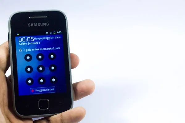 Zwart Samsung Galaxy Jong S5360 Smartphone Vergrendeld Hand — Stockfoto