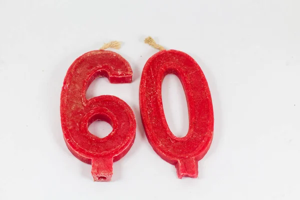 İzole edilmiş beyaz arkaplanda 60 numaralı doğum günü mumu.