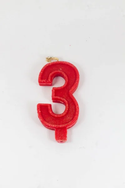İzole edilmiş beyaz arkaplanda doğum günü mumu şekilli 3 numara.
