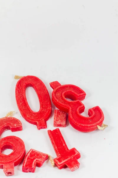 İzole edilmiş beyaz arkaplanda kırmızı mum sayısı karakterleri koleksiyonu. 