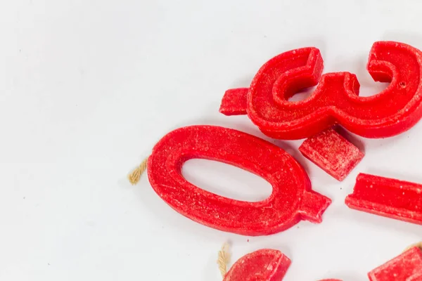 İzole edilmiş beyaz arkaplanda kırmızı mum..