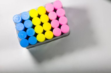 Melek tarafından izole edilmiş beyaz bir arkaplandan alınan kağıt için renkli yapıştırıcı paketi..