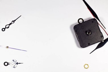 Parçalı analog saat, izole edilmiş beyaz arkaplan üzerindeki dijital saat değil. 