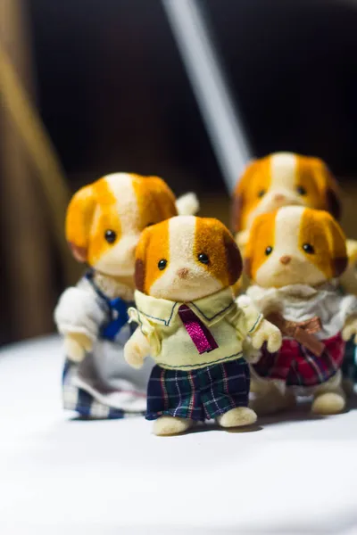 Ailesi olan köpek karakteri oyuncağı. Beyaz bir kaide üzerinde toplanın. 