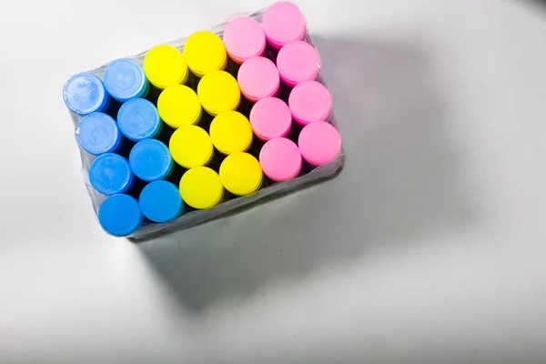 Melek tarafından izole edilmiş beyaz bir arkaplandan alınan kağıt için renkli yapıştırıcı paketi..