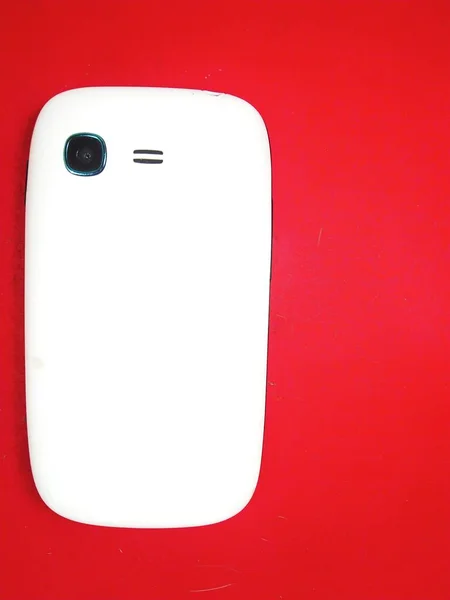 Dos Mini Smartphone Est Couleur Blanche Sur Fond Rouge Isolé — Photo