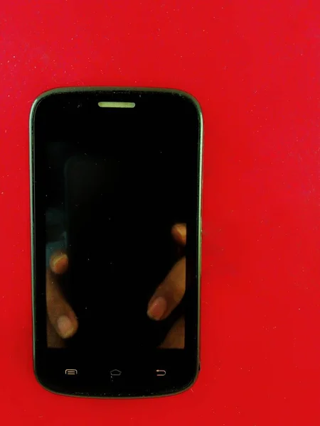 Rechthoekige Zwarte Smartphone Een Geïsoleerde Rode Achtergrond Voorzijde Met Blanco — Stockfoto