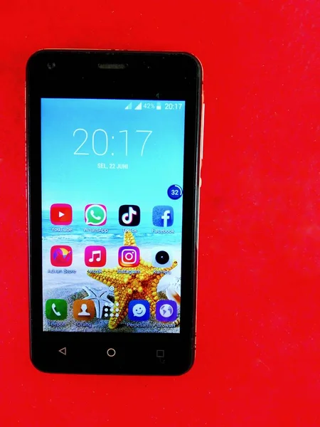 Güney Kalimantan, Endonezya. 22 Haziran 2021. Akıllı telefonun siyah rengi Evercoss S4f. Uygulama menüsü görüntüsü. Facebook, youtube, Whatsapp, instagram, tiktok, vs..