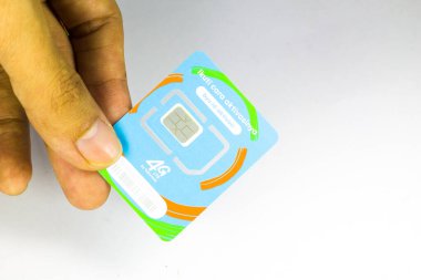 Güney Kalimantan, Endonezya. 28 Kasım 2021 'de izole edilmiş beyaz arka planda en son fiziksel simülasyon kartı elde tutuldu.. 