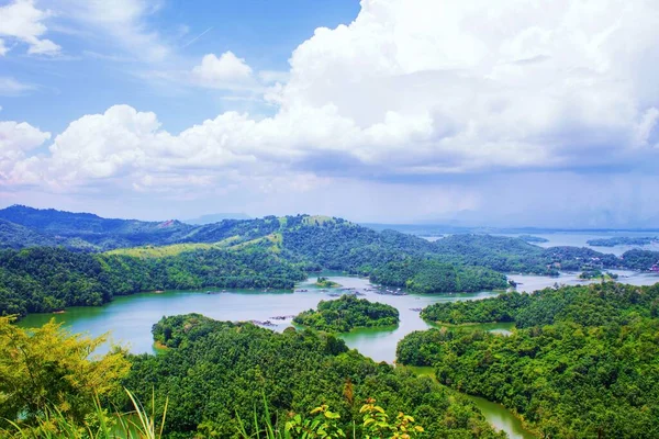 Endonezya 'da tatil yeri. Dağın tepesinden küçük adaların manzarası. matang kaladan Güney Kalimantan, Endonezya 'da yer almaktadır. 