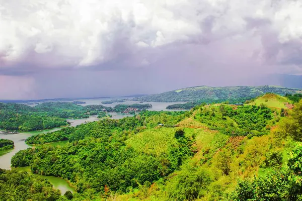 Endonezya 'da tatil yeri. Dağın tepesinden küçük adaların manzarası. matang kaladan Güney Kalimantan, Endonezya 'da yer almaktadır. 