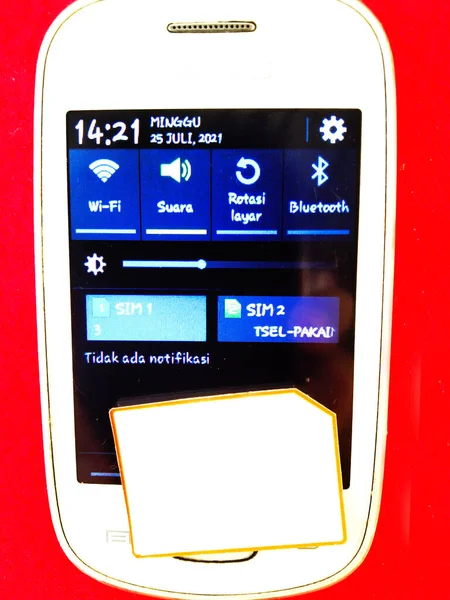 Зірковий Дует White Samsung S5282 Ізольованому Червоному Тлі Передньому Плані — стокове фото