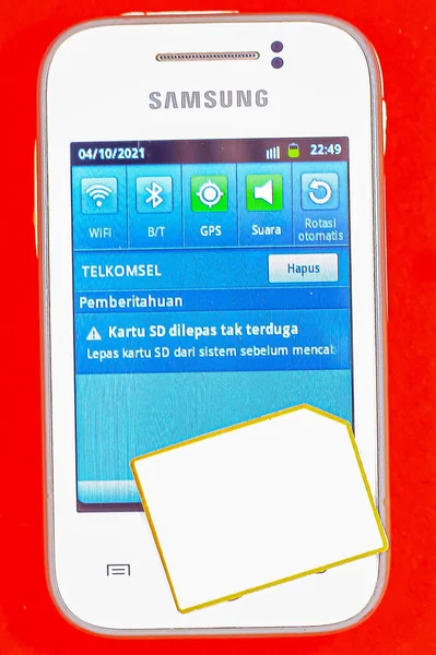 Wit Samsung Melkwegstelsel Jonge S5360 Smartphone Vooraan Staat Een Blanco — Stockfoto