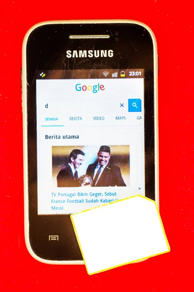 Browsen Google Met Een Leeg Label Boven Smartphone — Stockfoto