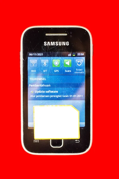 Zwarte Samsung Melkweg Jonge S5360 Smartphone Vooraan Staat Een Blanco — Stockfoto