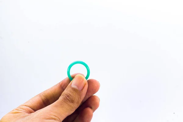 Grön Full Jade Ring Handen Isolerad Vit Bakgrund — Stockfoto