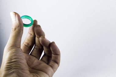 İzole edilmiş beyaz bir arka planda yeşim bir yüzük. Bir eş tarafından reddedildi, hayal kırıklığının sembolü..