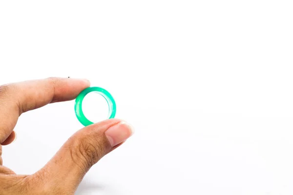 Hålla Jade Ringen Med Tumme Och Pekfinger Isolerad Vit Bakgrund — Stockfoto