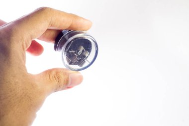 İzole edilmiş beyaz arkaplanda bir paket buhar için bobin.