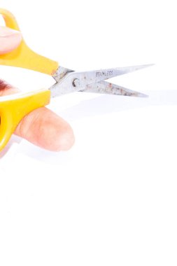 İzole edilmiş beyaz arka planda sarı makas kullan. Güney Kalimantan, Endonezya. 12 Aralık 2021. 