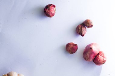 Yemek pişirmek için baharatlar, izole edilmiş beyaz arka planda arpacık soğanları..