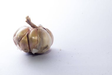 İzole edilmiş beyaz arka planda bir diş sarımsak. Önden al..