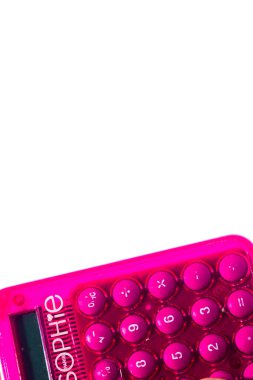 İzole edilmiş beyaz arka planda pembe cep hesap makinesi taşımak kolay. Güney Kalimantan, Endonezya. 12 Aralık 2021. 