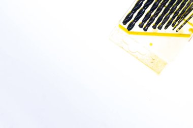 İzole edilmiş beyaz arkaplan üzerinde büyük küçük matkap uçları düzgünce düzenlenmiş.