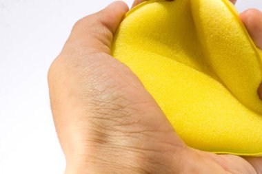 Avucunun içine sarı bir bulaşık süngeri koy..