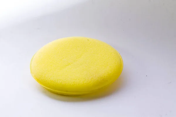 Żółta Gąbka Zmywania Naczyń Białym Tle — Zdjęcie stockowe