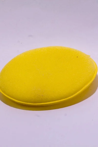 Esponja Lavavajillas Amarillo Sobre Fondo Blanco Aislado — Foto de Stock