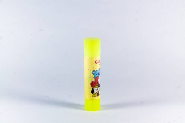 İzole edilmiş beyaz arkaplanda sarı çizgi film karakteri kağıt yapıştırıcısı.