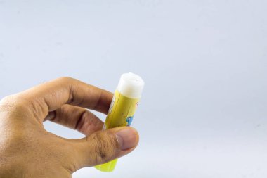 İzole edilmiş beyaz arka planı olan bir yapıştırıcı. Yapıştırıcı sürecek. Güney Kalimantan, Endonezya. 20 Aralık 2021.  