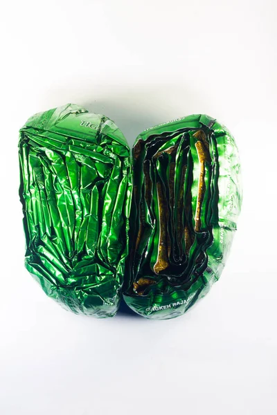 Розничная Пластиковая Обертка Две Связки Зеленого Цвета Форме Сердца Изолированном — стоковое фото