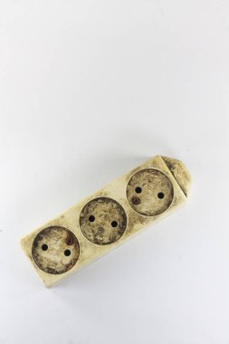 İzole edilmiş beyaz arka planda üç kirli beyaz bujili soket.