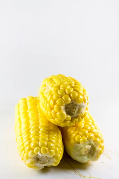 Trzy Stosy Obranej Żółtej Kukurydzy Białym Tle — Zdjęcie stockowe
