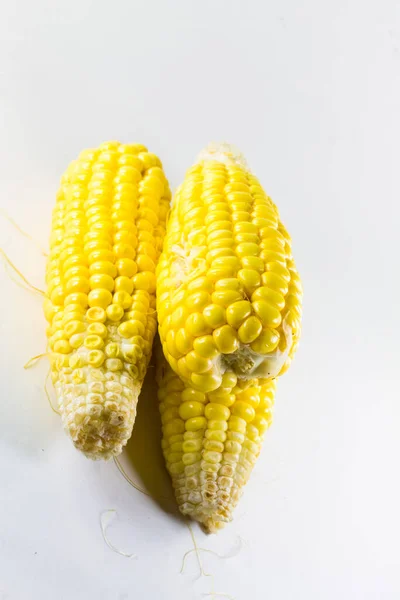 Trzy Stosy Żółtej Kukurydzy Białym Tle — Zdjęcie stockowe