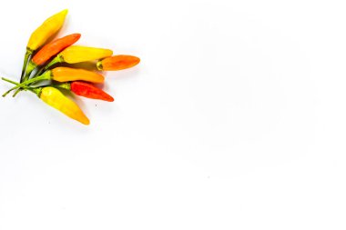 İzole edilmiş beyaz arka planda bir grup küçük biber..