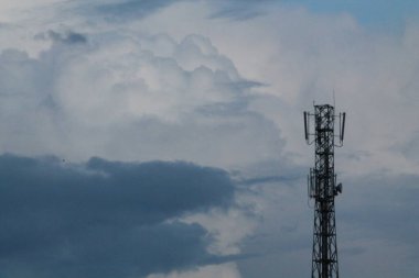 Karanlık gökyüzündeki ağ kulesi.