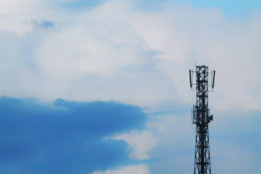 Karanlık gökyüzündeki ağ kulesi.