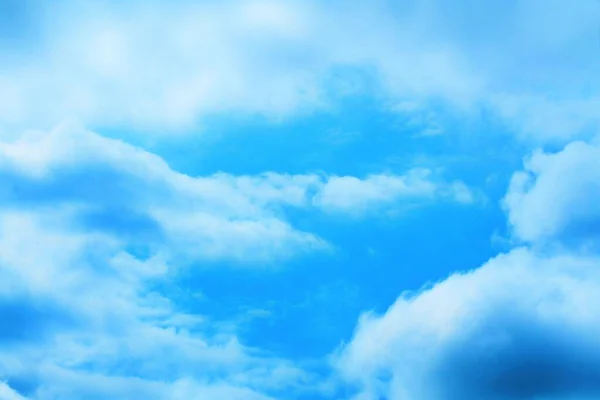 tam bulutlu mavi gökyüzü arkaplanı.