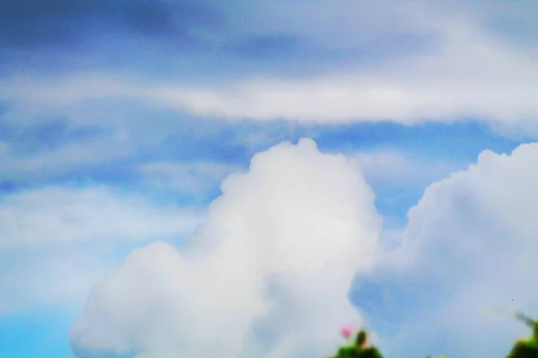 青い空の大きな白い雲が — ストック写真