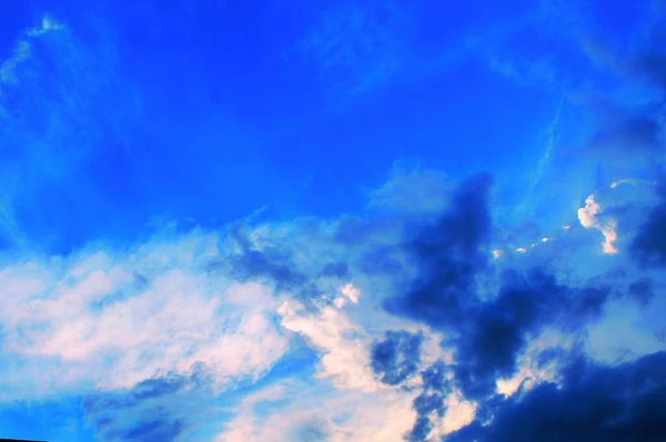 Blue Sky Turbulent Clouds — ストック写真