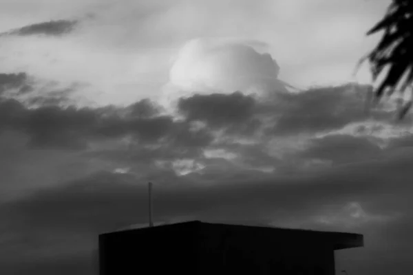 Silhouette Building Roof Overcast Clouds Black White — Stock Photo, Image