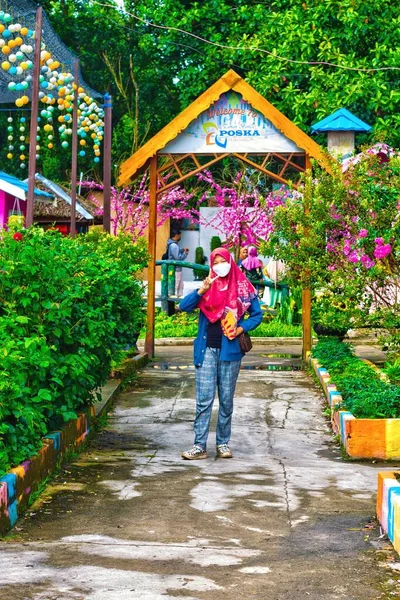 Flores Agulha Vermelha Entre Folhas Verdes Jardim Flores — Fotografia de Stock