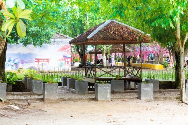 Çardak gibi bir bina. Çiçek bahçesinde dinlenmek için bir yer. Poska çiçek bahçesi, Tabur, Tabalong, Güney Kalimantan, Endonezya. 3 Ocak 2022. 